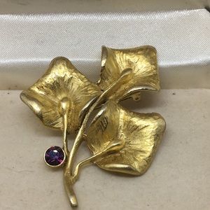 Vintage gold tone brooch w/amethyst colored stone